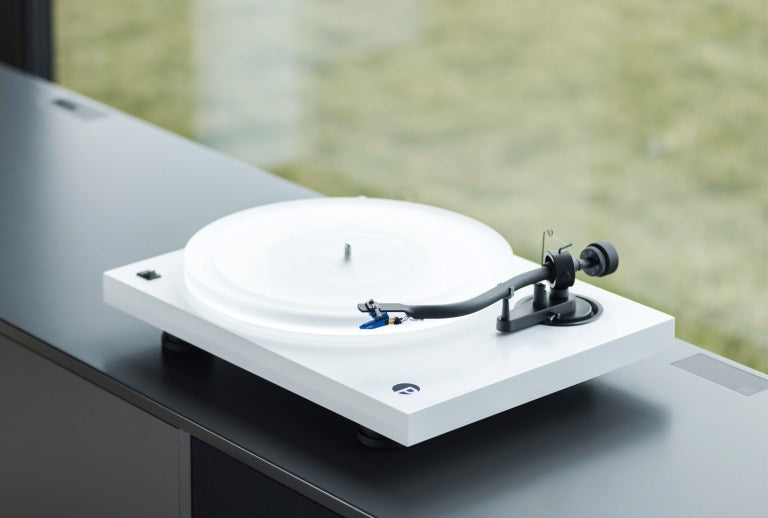 Pro-Ject Acryl-IT -with turntable white